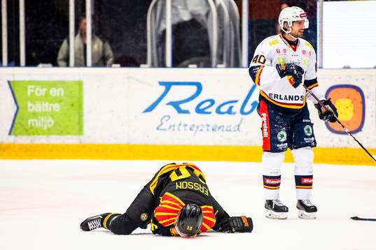 Brynäs Marcus Ersson blöder från ansiktet