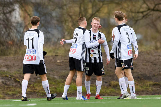 Lindomes spelare jublar