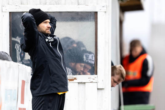 Lindomes målvakt John Alvbåge vid sidan av planen