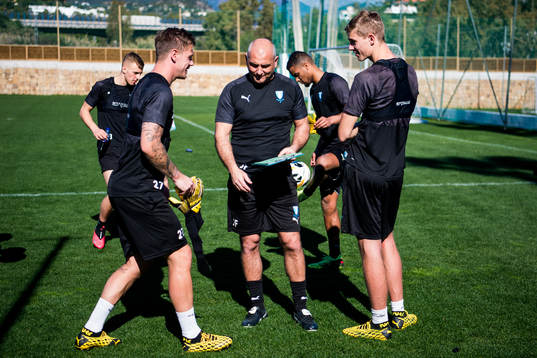 Målvaktstränar Jonnie Fedel instruerar målvakt Johan