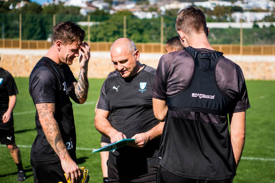 Målvaktstränar Jonnie Fedel instruerar målvakt Johan