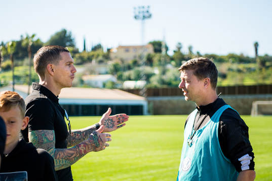 Daniel Agger och tränare Jon Dahl Tomasson i samtal