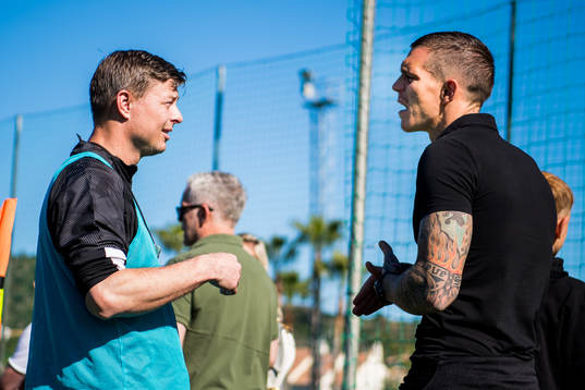 Daniel Agger och tränare Jon Dahl Tomasson i samtal