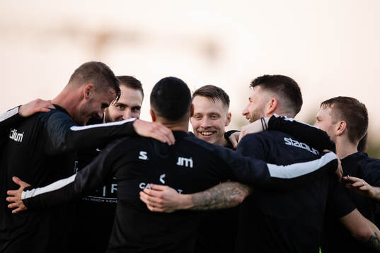 Häcken spelare jublar