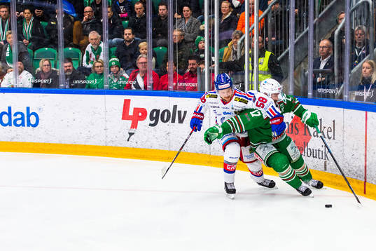 Oskarshamns Oskar Nilsson och Rögles Taylor Matson i kamp