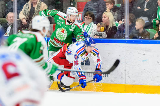 Rögles Leon Bristedt och Oskarshamns Arsi Piispanen