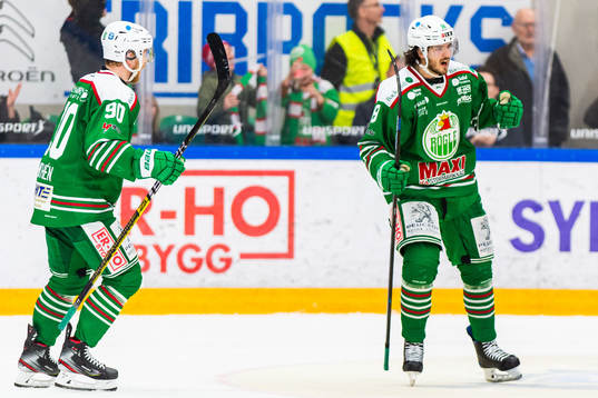 Rögles Ted Brithén jublar med Dennis Everberg som gjort