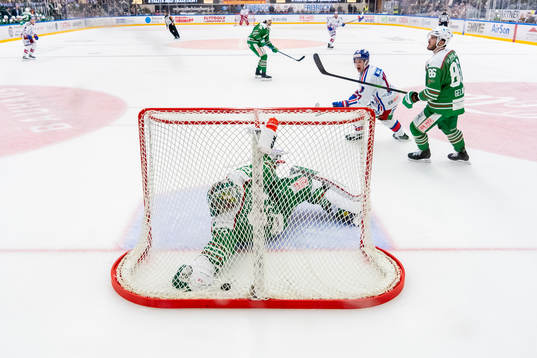 Rögles målvakt Christoffer Rifalk och Eric Gelinas deppar