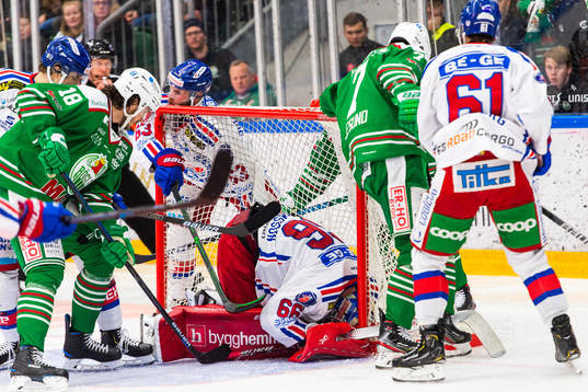 Oskarshamns målvakt Tex Williamsson har ont