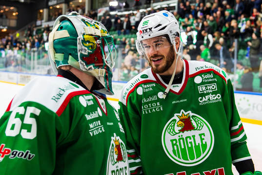 Rögles målvakt Christoffer Rifalk och Eric Gelinas jublar