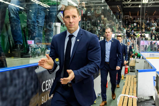 Rögles tränare Cam Abbott jublar