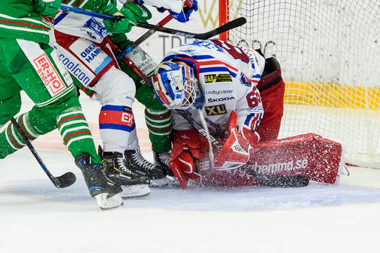 Oskarshamns målvakt Tex Williamsson får ett knä i