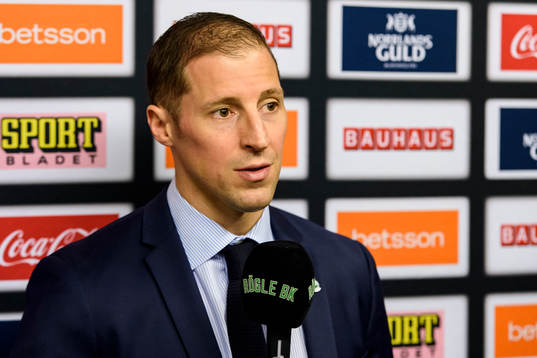Rögles tränare Cam Abbott på presskonferensen