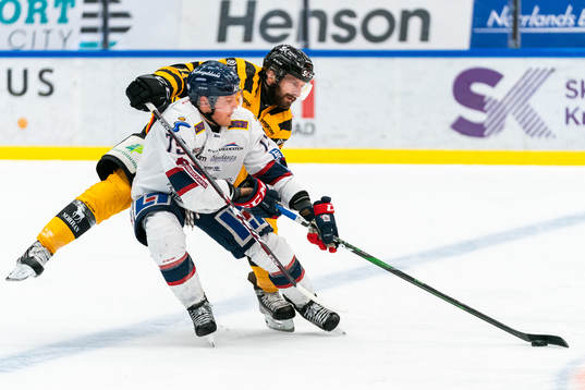 Skellefteås Tom Pyatt och Linköpings Patrik Lundh i kamp