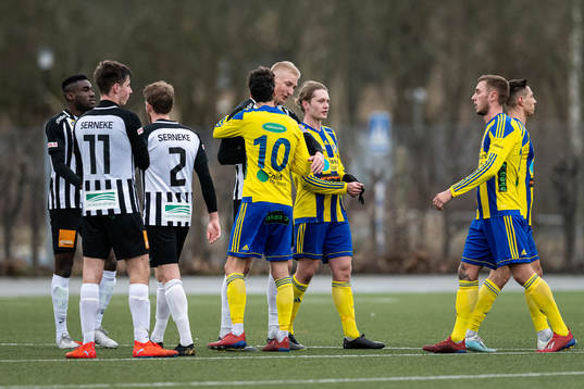 Landskronas och Eskilsminnes spelare tackar varandra