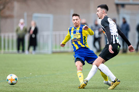 Eskilsminnes Fredrik Widlund tacklar Landskronas Luka