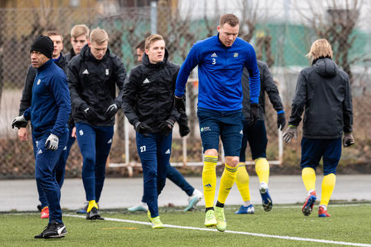 Eskilsminnes spelare värmer upp