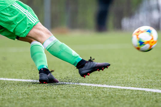 En målvakt sparkar ut bollen