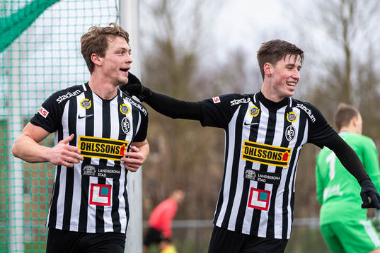 Landskronas Robin Hofsö och Filip Olsson jublar