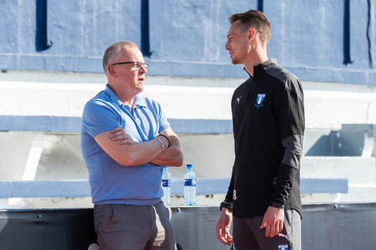 Janne Andersson, head coach of Sweden talking to Daniel