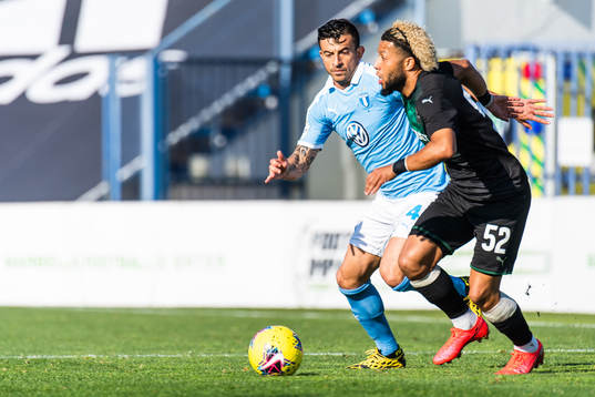 Behrang Safari of Malmö FF and Tonny Vilhena of Krasnodar