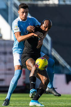 Anel Ahmedhodzic of Malmö FF and Ari of Krasnodar compete