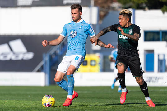 Arnór Traustason of Malmö FF and Cristian Ramírez of
