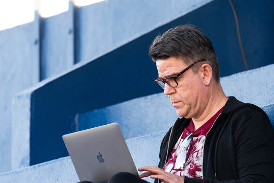 Patrick Ekwall, news reporter Fotboll Direkt, in the stands