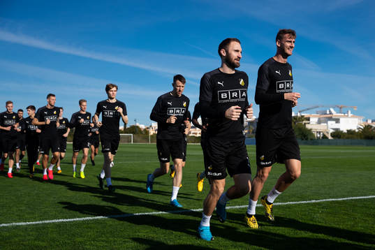 Häckens Oskar Sverrisson och Johan Hammar   värmer upp