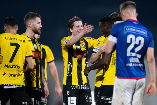 Häckens Godswill Ekpolo jublar med lagkamrater