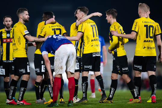 Häckens Godswill Ekpolo jublar med lagkamrater