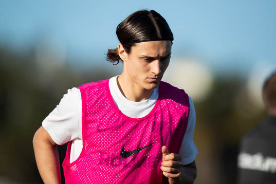 Jonathan Levi of Norrköping warms up