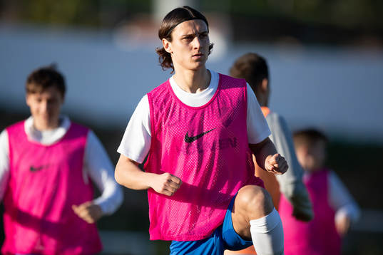 Jonathan Levi of Norrköping warms up