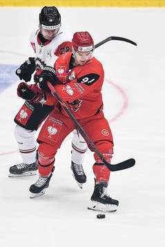 Johan Sundström of Frölunda and Jordann Perret of