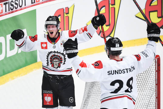 Simon Hjalmarsson of Frölunda celebrates