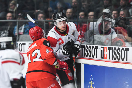 Petr Koukal of Mountfield and Ryan Lasch of Frölunda
