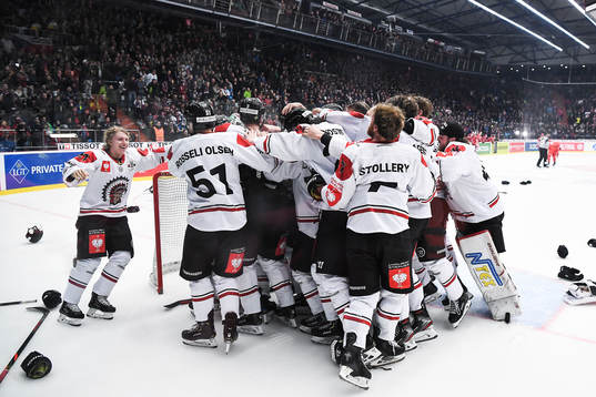 Players of Frölunda celebrate