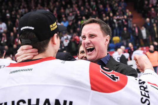 head coach Roger Rönnberg of Frölunda celebrates
