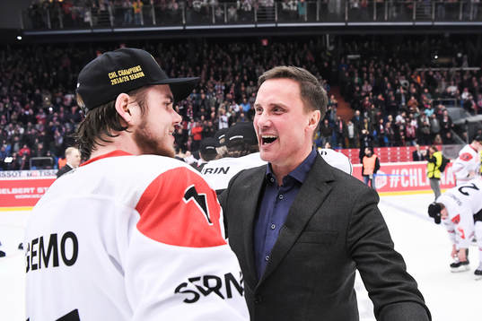 head coach Roger Rönnberg of Frölunda celebrates