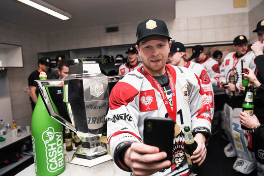 Ryan Lasch of Frölunda takes a selfie with the trophy