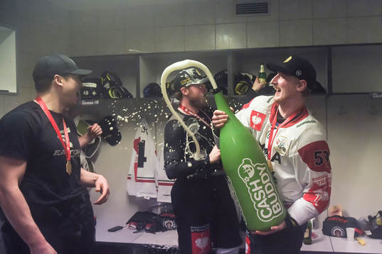 Simon Hjalmarsson of Frölunda celebrates