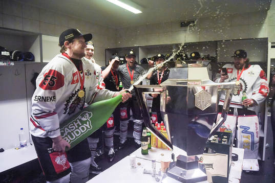 Simon Hjalmarsson of Frölunda celebrates