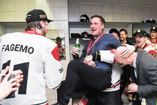 head coach Roger Rönnberg  of Frölunda celebrates