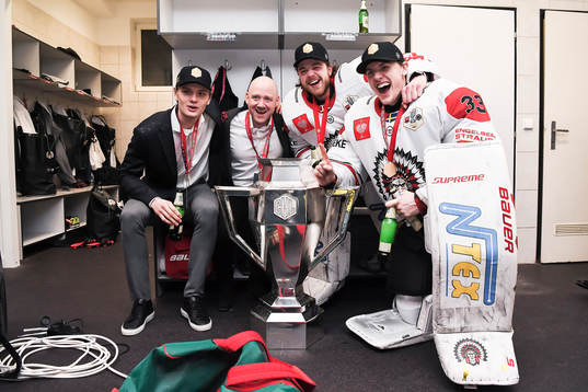 Goalkeepers Niklas Rubin and Johan Mattsson of Frölunda