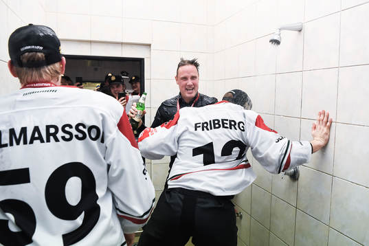 Simon Hjalmarsson and head coach Roger Rönnberg of