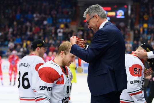 Ryan Lasch of Frölunda receives his gold medal