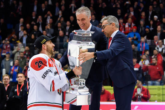Joel Lundqvist of Frölunda receives the trophy
