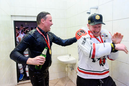 Head coach Roger Rönnberg and Simon Hjalmarsson celebrates
