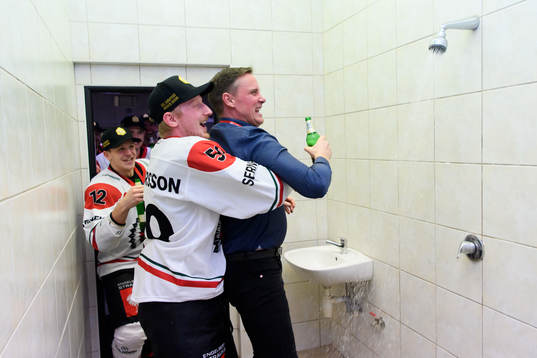 Head coach Roger Rönnberg and Simon Hjalmarsson celebrates