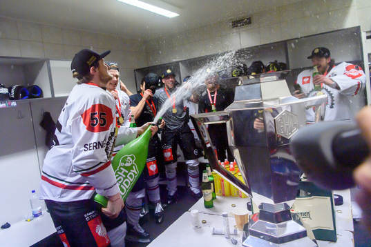 The players of Frölunda celebrate